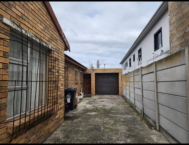 6 BEDROOM HOUSE FOR SALE IN ZEEKOEIVLEI